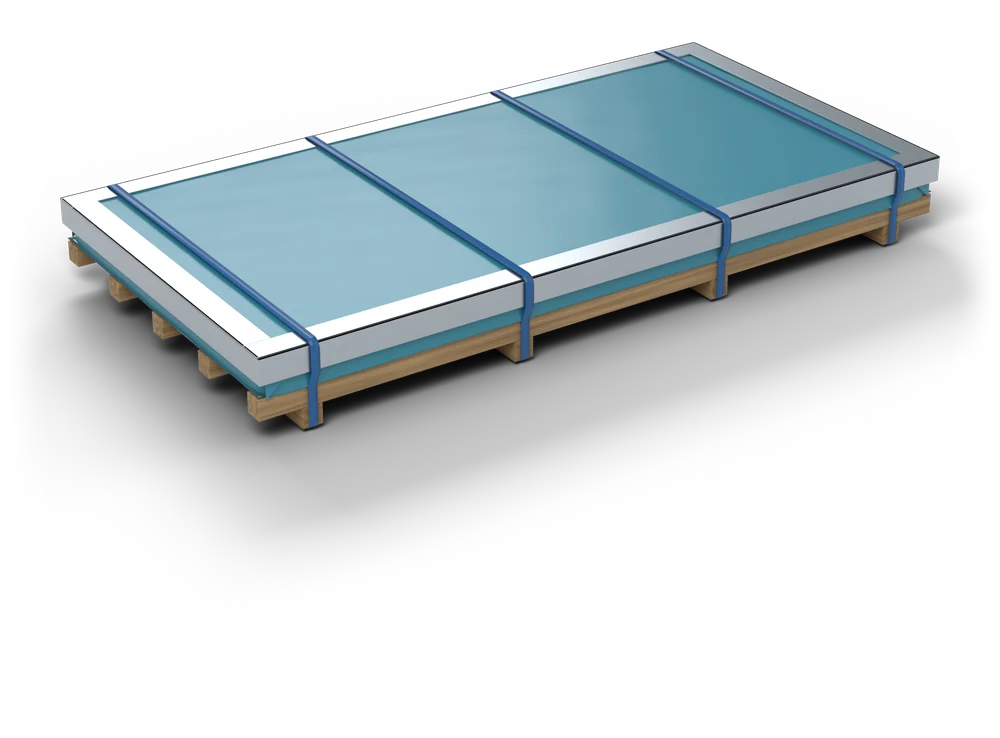 Stahlblech-Verpackung CORROpack®: Blechpaket auf Holzpalette mit VCI-Folie, umlaufendem Kantenschutz und PET-Umreifung